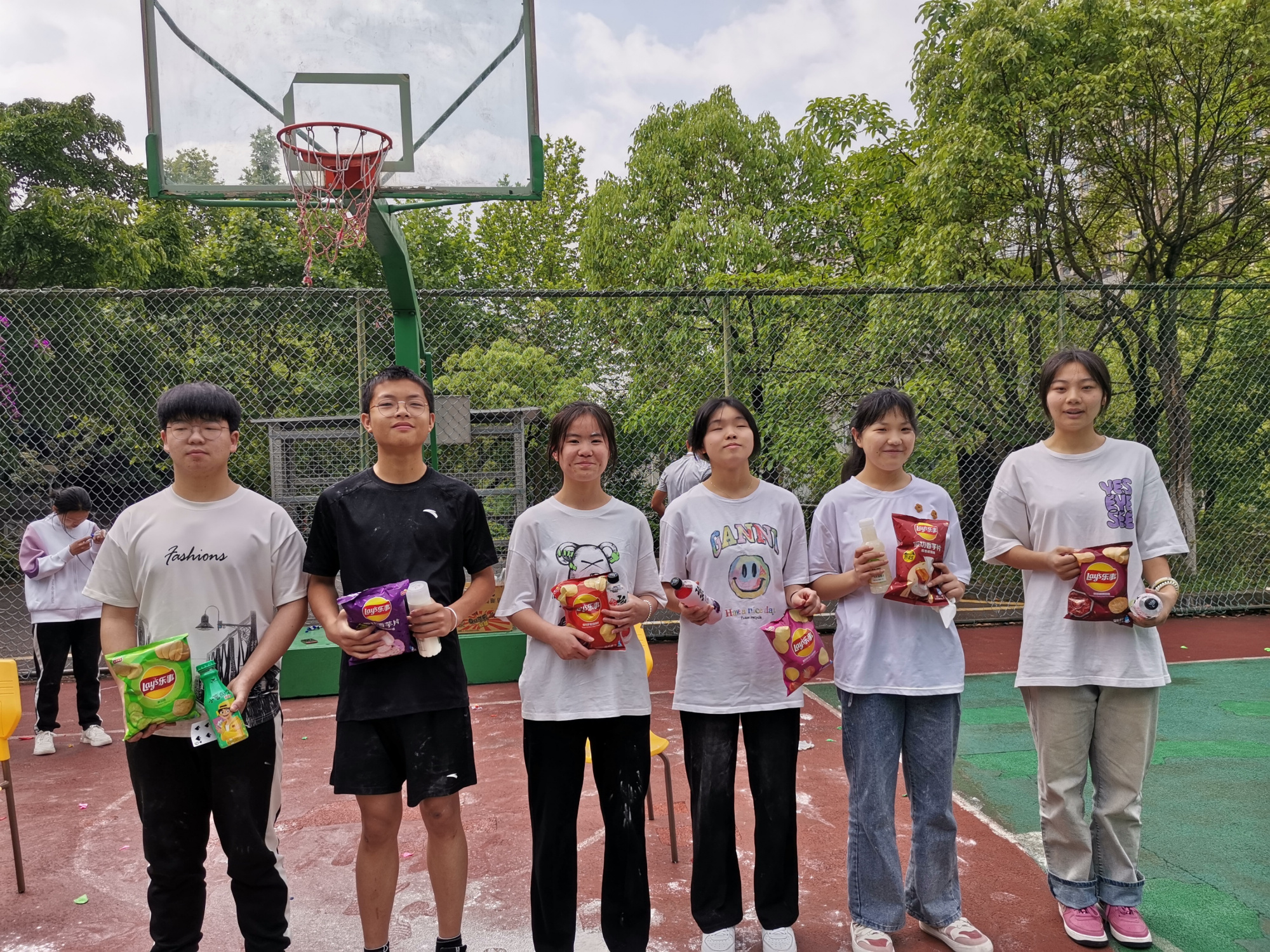 重庆市万州江南中学开展关爱"五一"留校学生系列活动