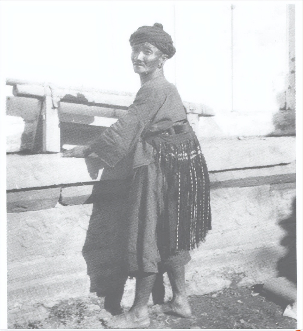 老照片,1937年拍摄的景颇族男子,穿着独特,所有人都光着脚