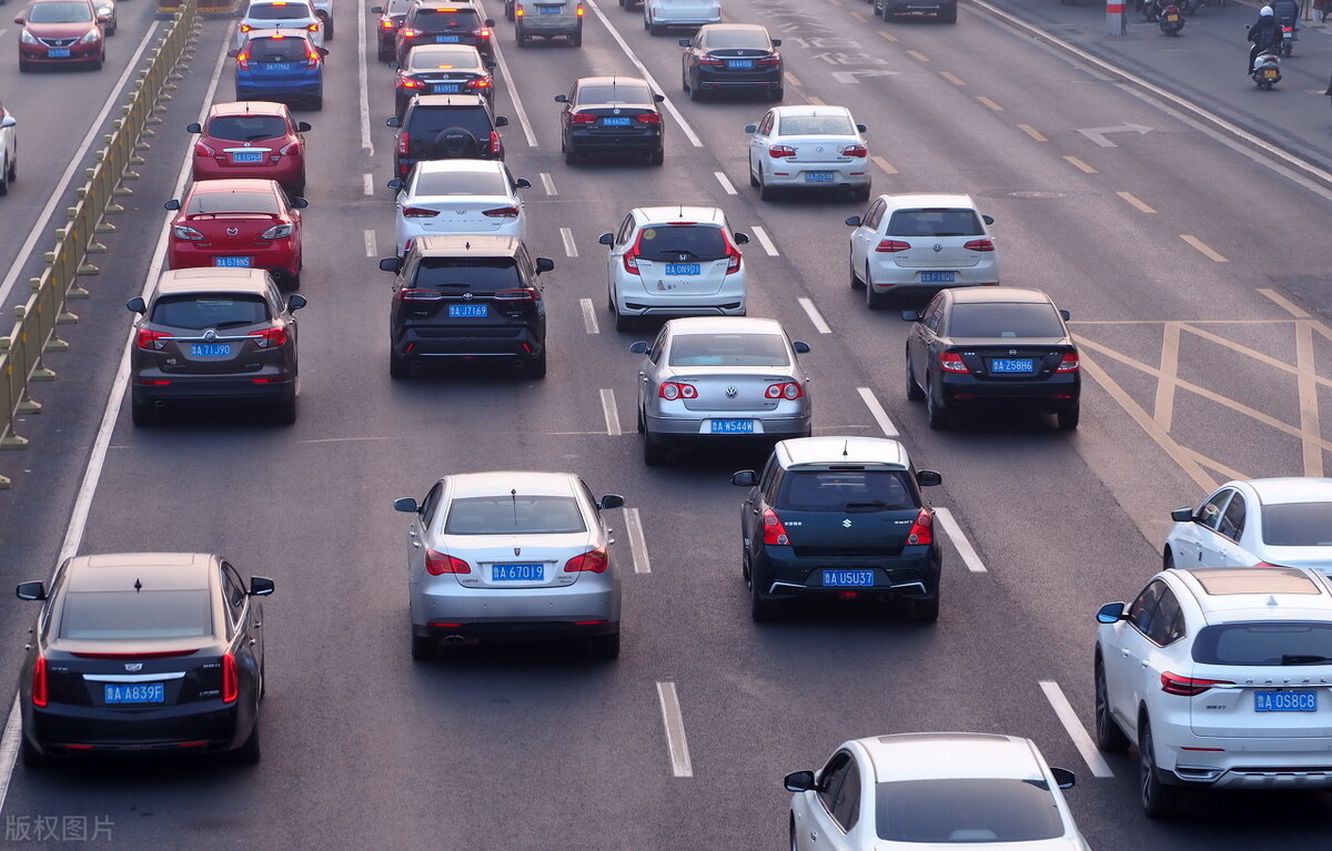 早高峰的济南经十路车辆来往穿梭,交通压力大