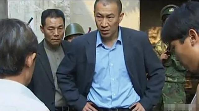 原本就是警察,演戏纯属意外,石兆琪娶普通妻子一家其乐融融