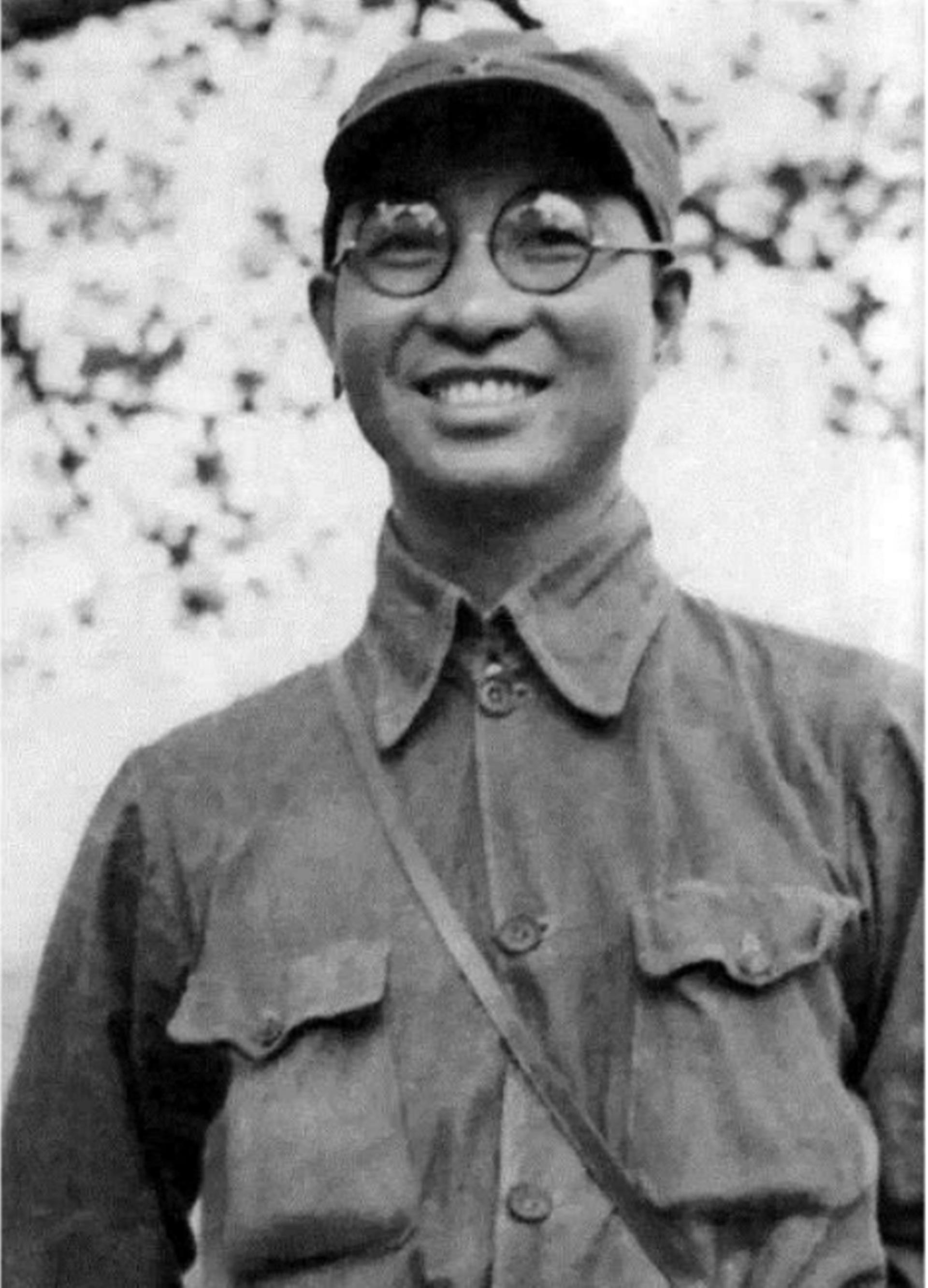 陈赓去世31年后,妻子傅涯执意去台湾见亲人,下飞机后看到名场面