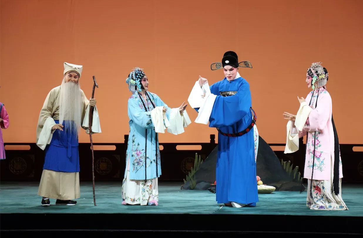 高明对人生困境的思考,借由蔡伯喈和赵五娘的错位形象展现