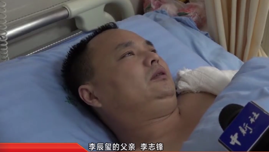 李辰玺被送往医院后,李志峰夫妻顾不上来11岁的小儿子,只能将其送到