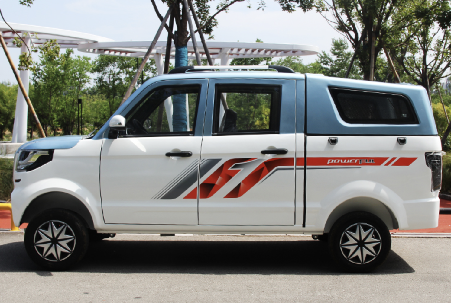 2款半封闭四轮电动车来了,实用性强,客货两用,最大续航150公里