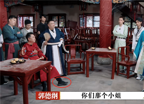 有一种"炫富"叫于谦的椰子鞋,价格曝光后,网友:买不起同款!