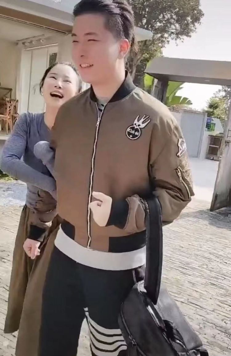 付笛生一家罕同框!儿子高大俊朗赶超爸爸,任静紧搂儿子白到发光