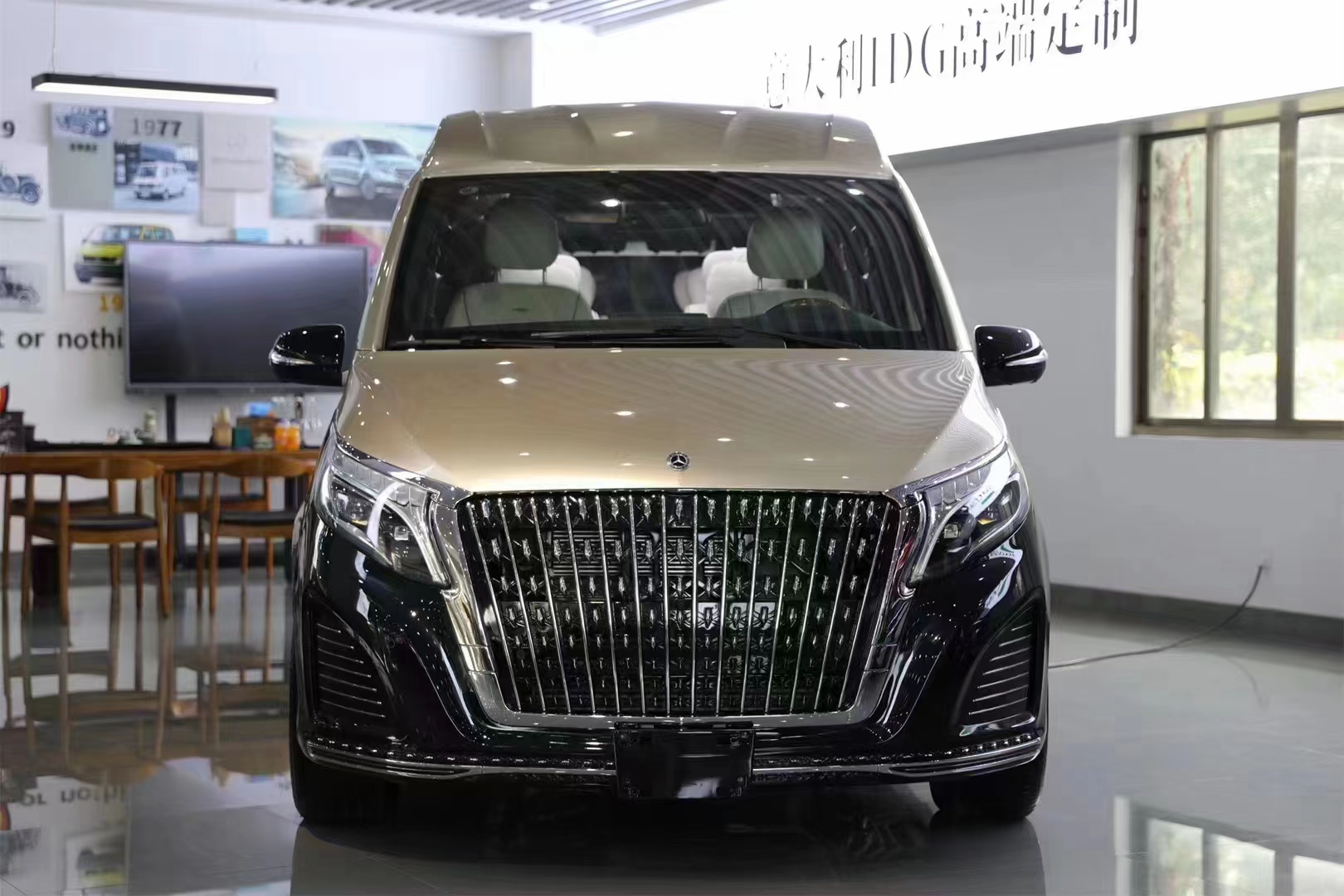 奔驰v级高顶双色版七座mpv,奢华与个性的完美结合!