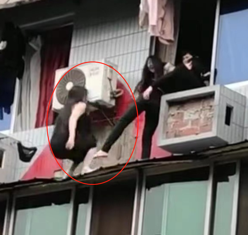 重庆南岸女孩站雨棚上与他人争吵,脚下没站稳,仰面坠落