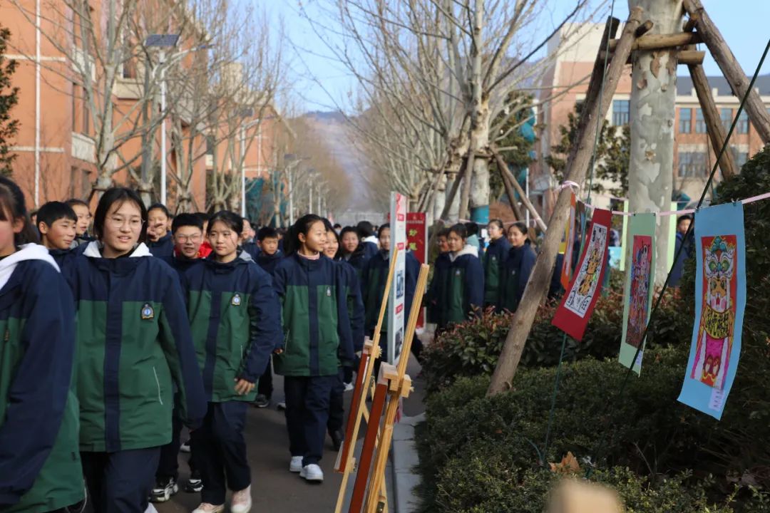 枣庄翔宇中学开展"庆元旦"书画展活动