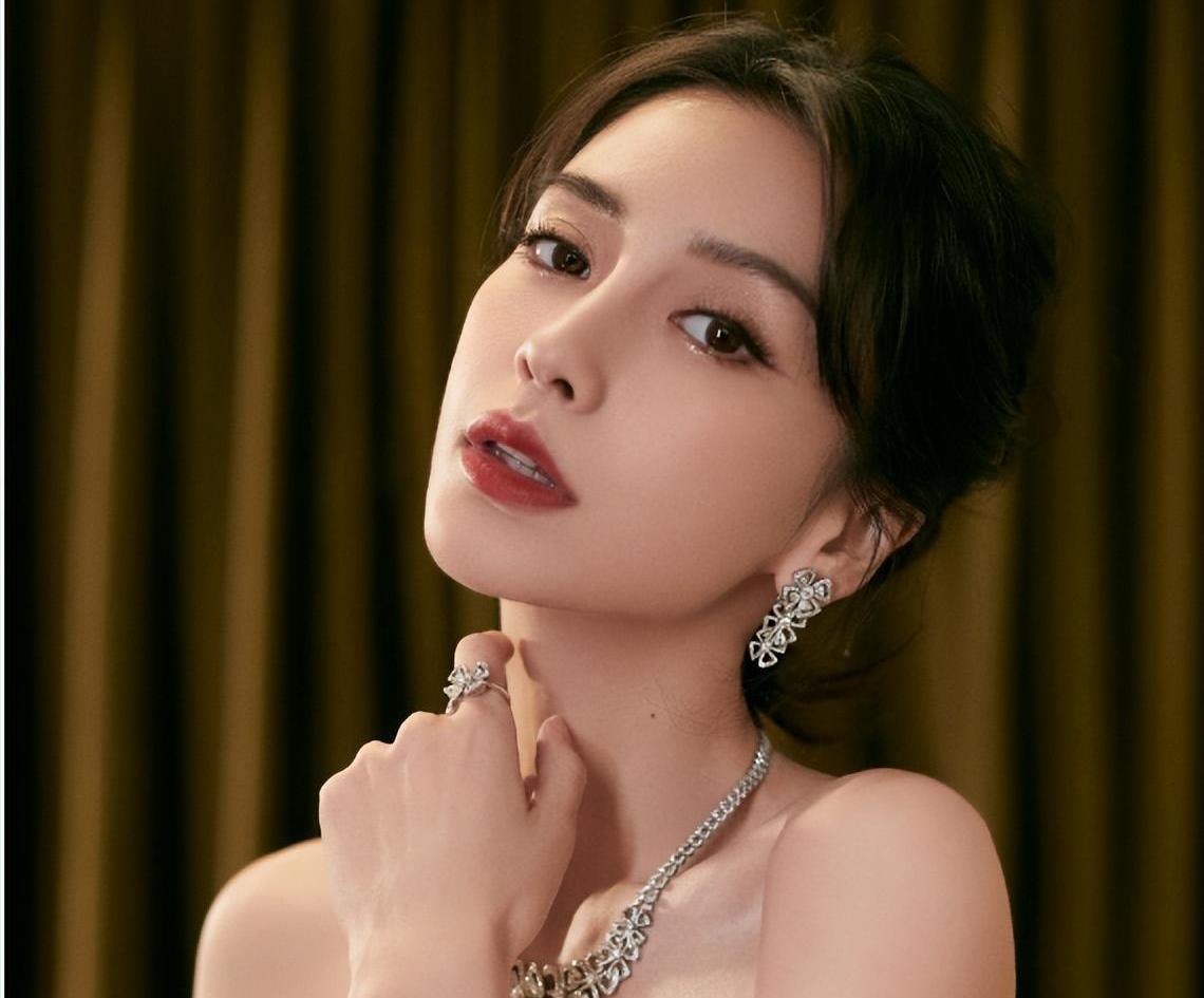 angelababy风波后剪掉长发,白色短发惊艳亮相,时尚界的一朵云彩