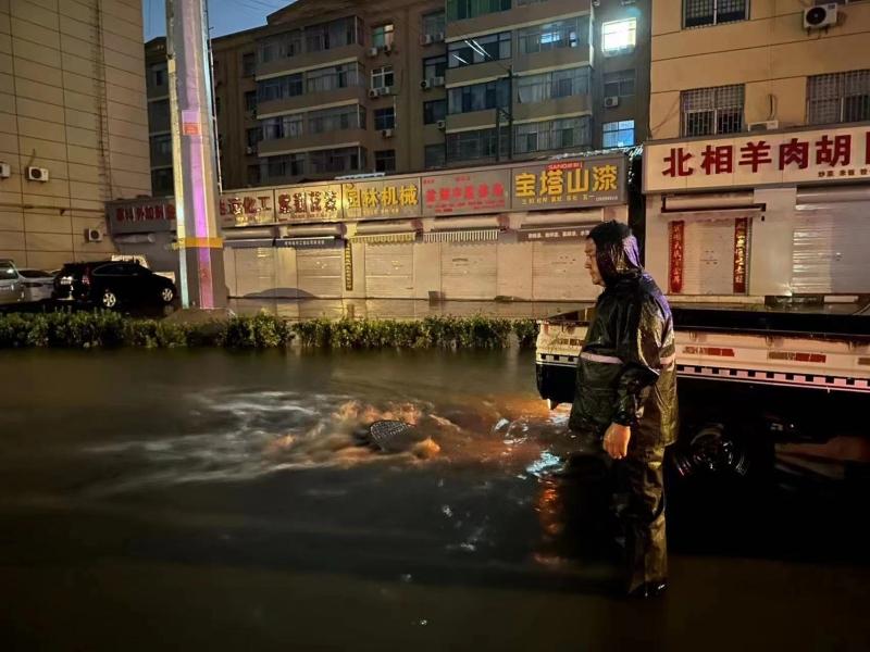 短时强降雨导致道路积水 运城市城市管理局紧急排水