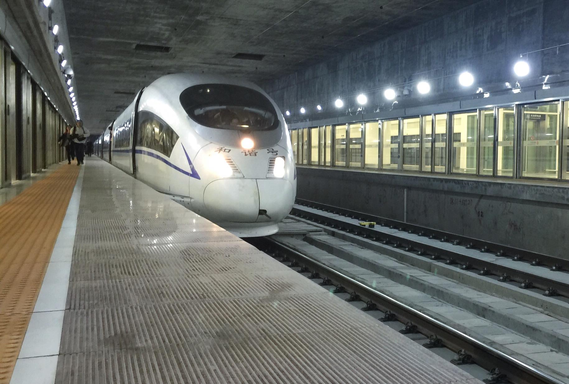 英国游客到深圳旅游,被最大地下高铁站震撼到:真正的大都市