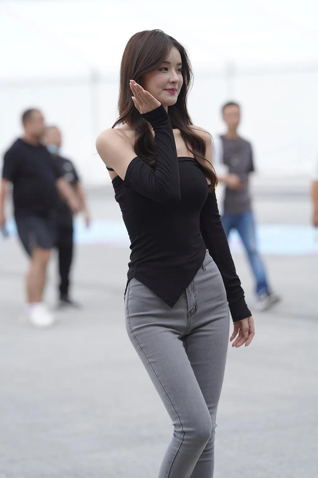 街拍身材完美 颜值出众 气质俱佳的小姐姐