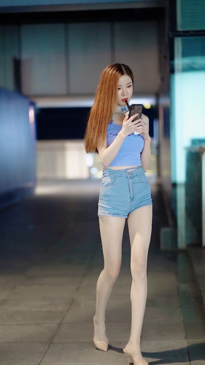 好一个"长腿精灵",紫色吊带背心搭配小短裤,这身材让人羡慕