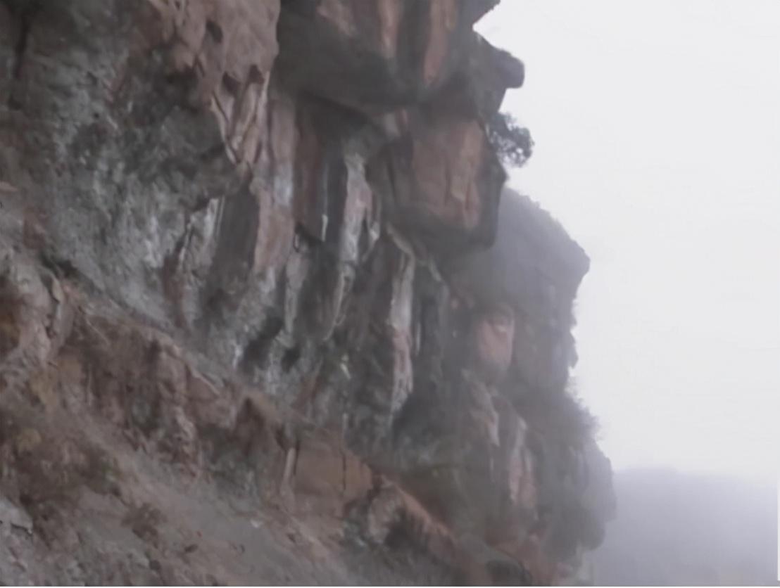 2013年,悬崖下发现无名白骨,引出10年前17岁男孩神秘失踪案