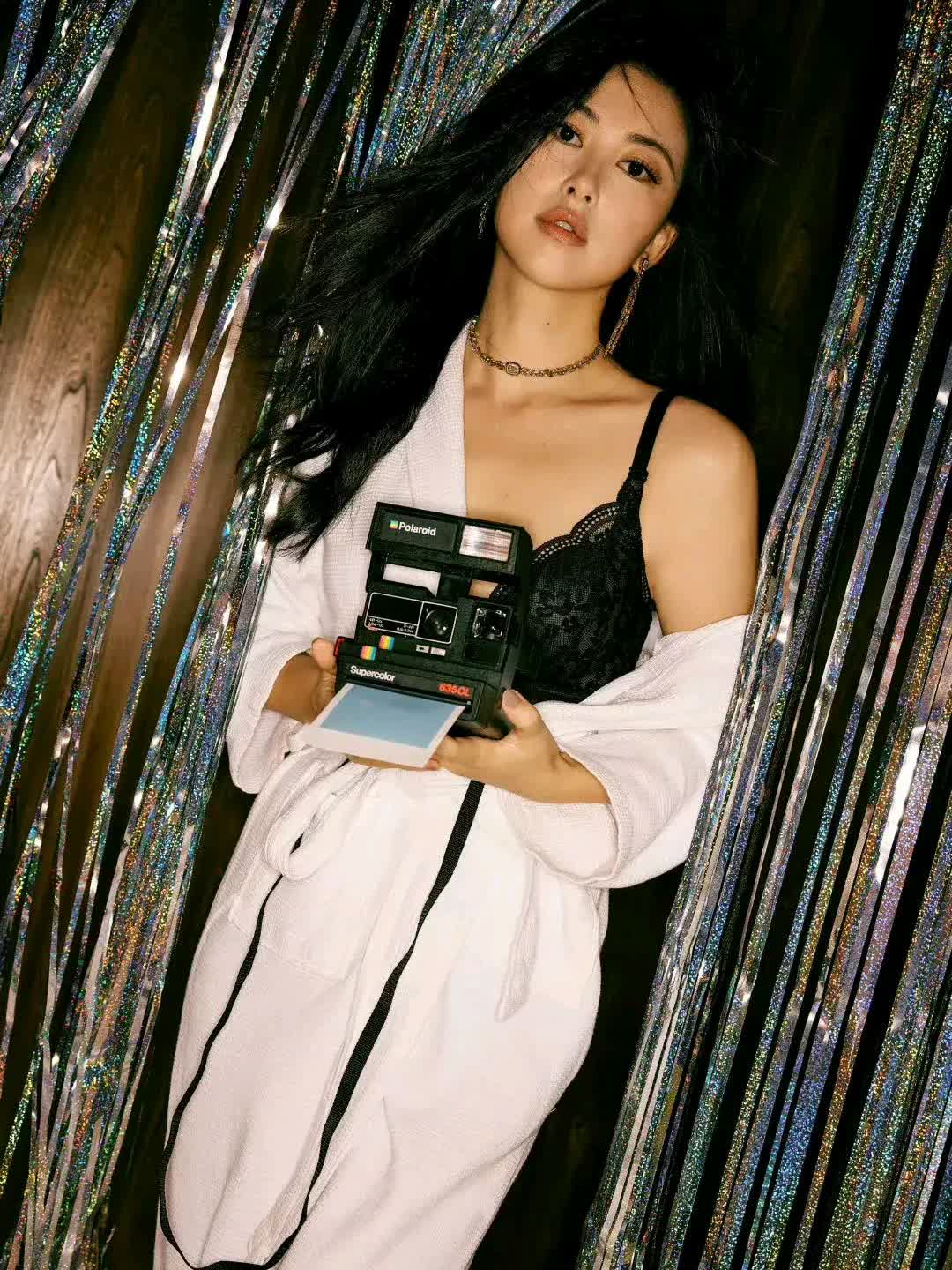 朱珠半拉浴袍秀锁骨,性感美肩惊艳全场!