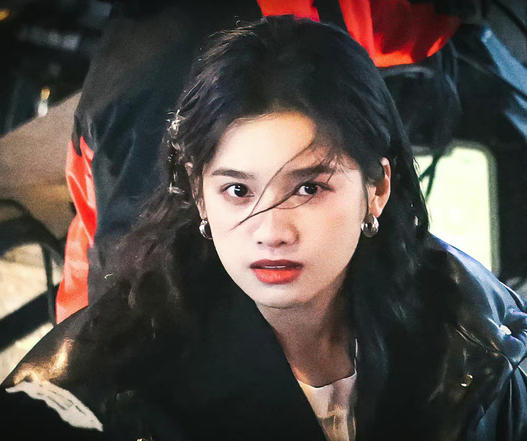 《他从火光中走来》张婧仪雨中对视氛围感十足!粉丝:期待了!