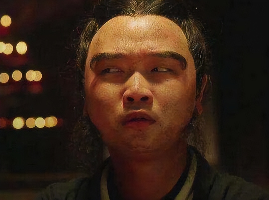 呆头呆脑何文辉,因"酱爆"被周星驰带火,如今身家上亿成富豪