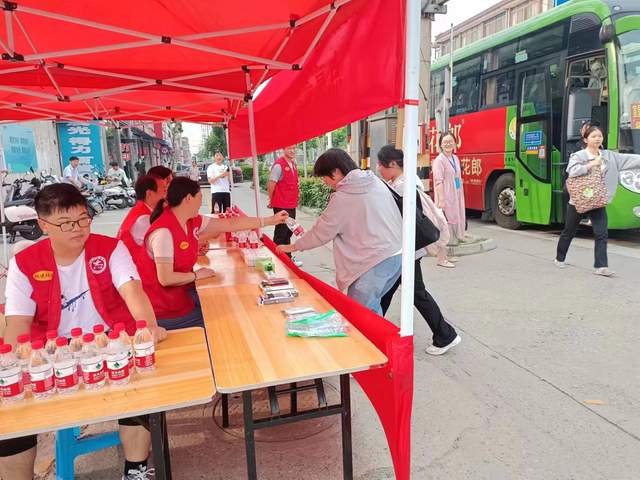 江蘇省泰興市濟川街道燕頭村與躍進社區在市二高考點助力中考