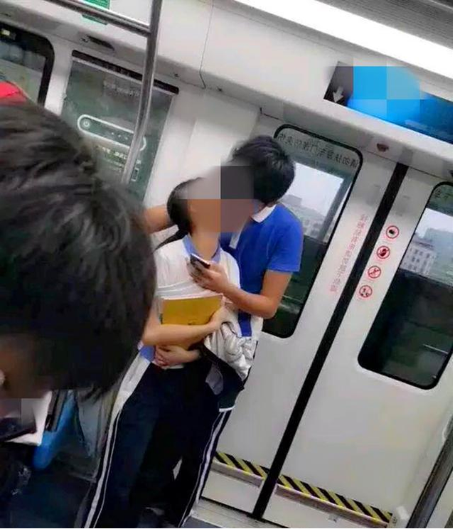 初中生当街做出格行为,旁若无人撒狗粮,无知的孩子果然不一般