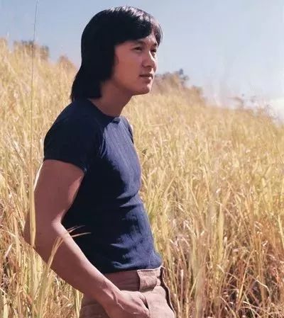 年轻时的许冠杰