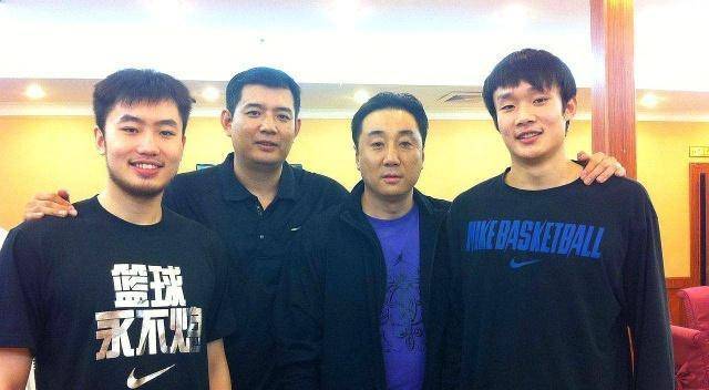 巩晓彬现场看儿子比赛,虎父无犬子的篮球新星能否超越父亲?