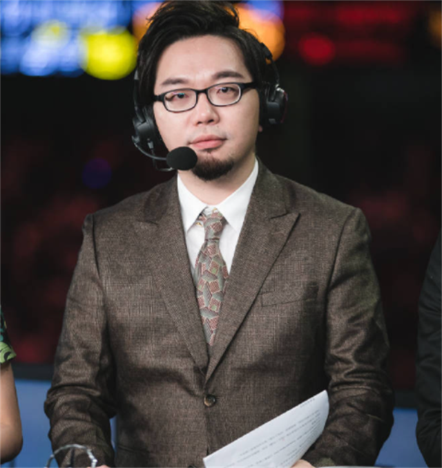 资深主持人出走记:任栋稳重柯基失态,老主持人新选择