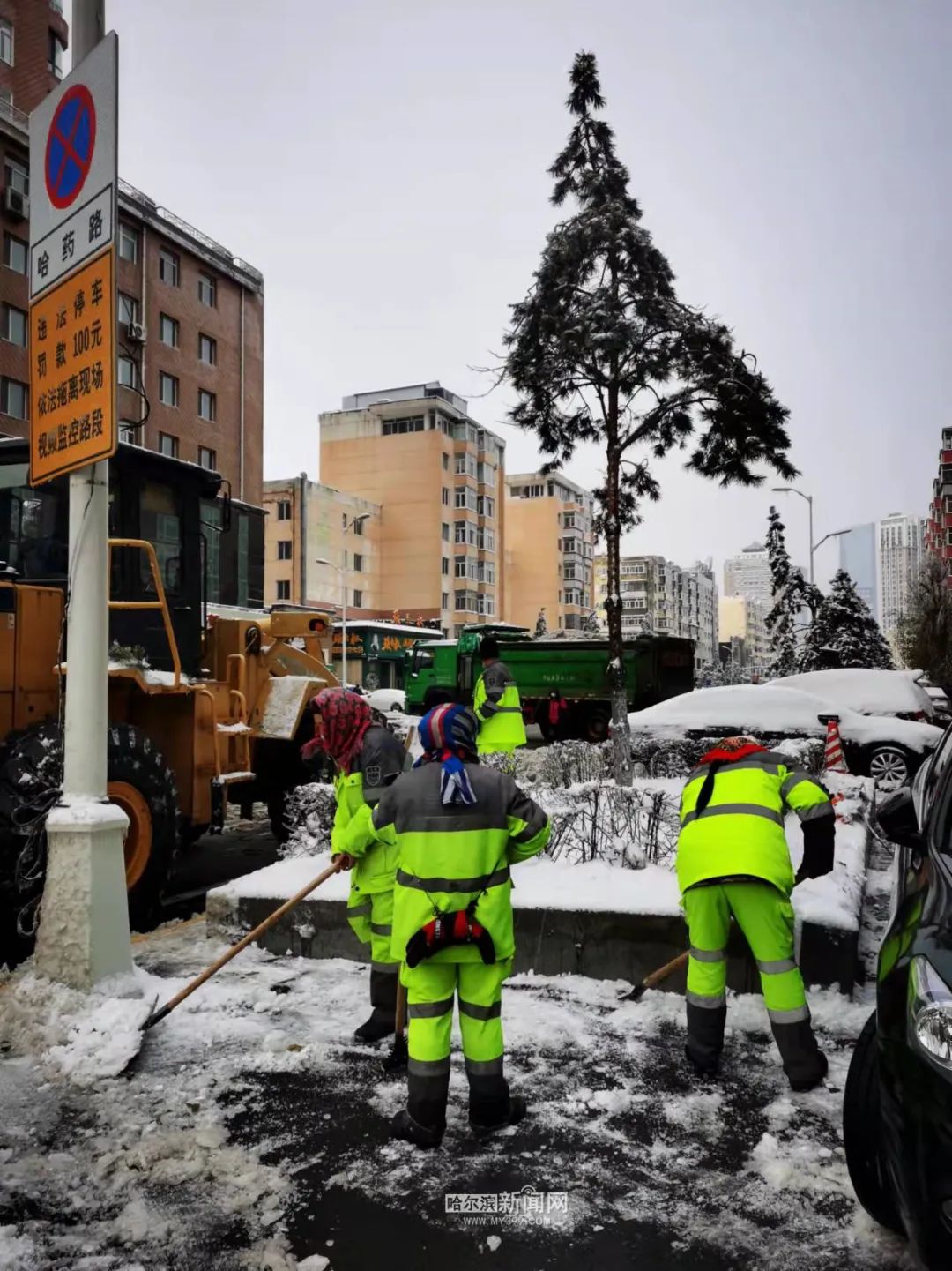 【迎战风雪·高效清雪】清雪大军一夜奋战 主干街道已见本色