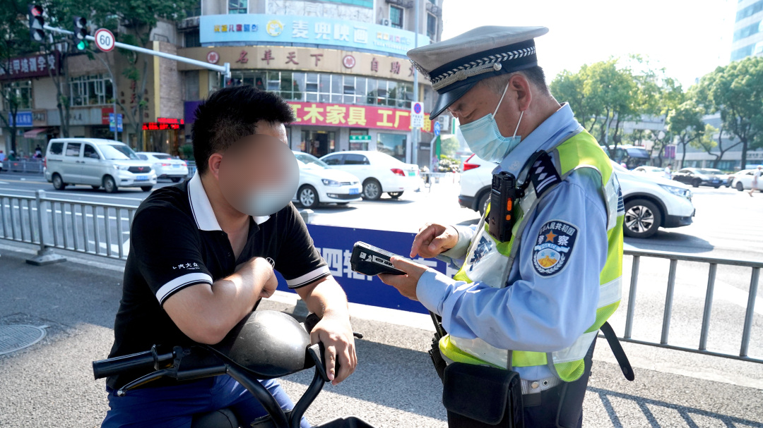 百日行动|宁波交警开展驾乘电动自行车未佩戴安全头盔专项攻坚整治