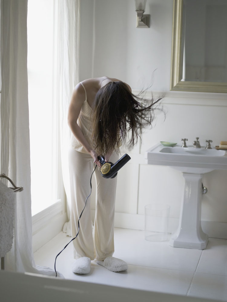 地板上头发太难清理?只需要一个塑料袋,瞬间变干净!