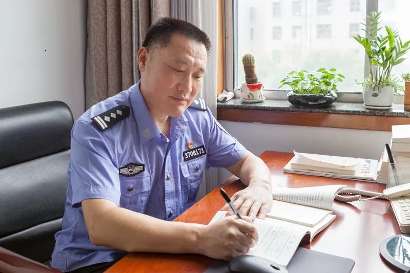 身边的榜样 前行的力量 朱长军:三十四载从警路 一片丹心映忠诚