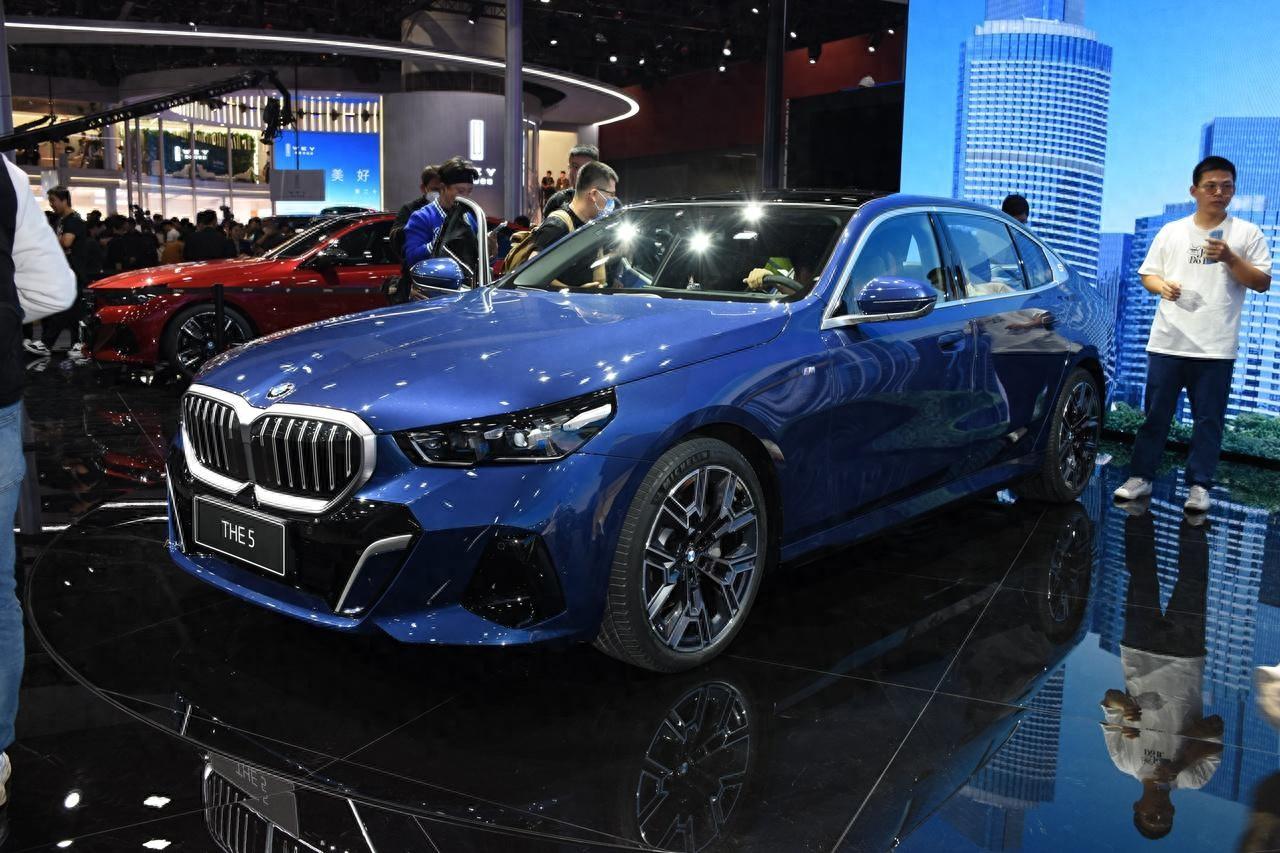 尺寸超奔驰e级,配31英寸8k折叠巨屏,车展实拍全新一代宝马5系