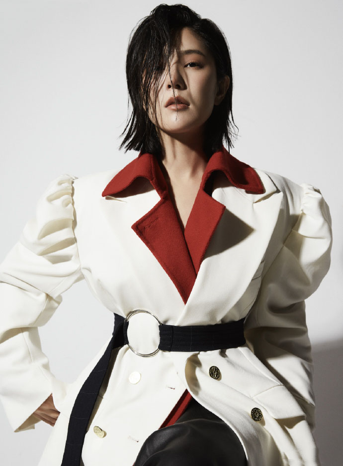 "宅男女神"赵奕欢拍时尚大片,紧身背心大秀小蛮腰,马甲线惹眼