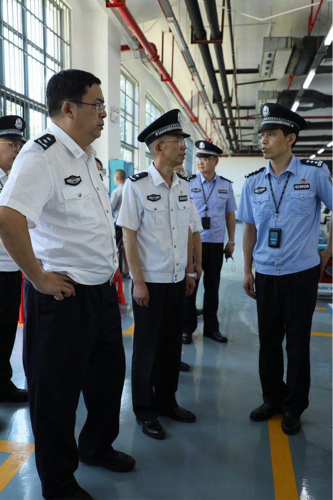 湖南省司法厅副厅长,省监狱管理局局长钟艺兵一行赴武陵监狱调研督导