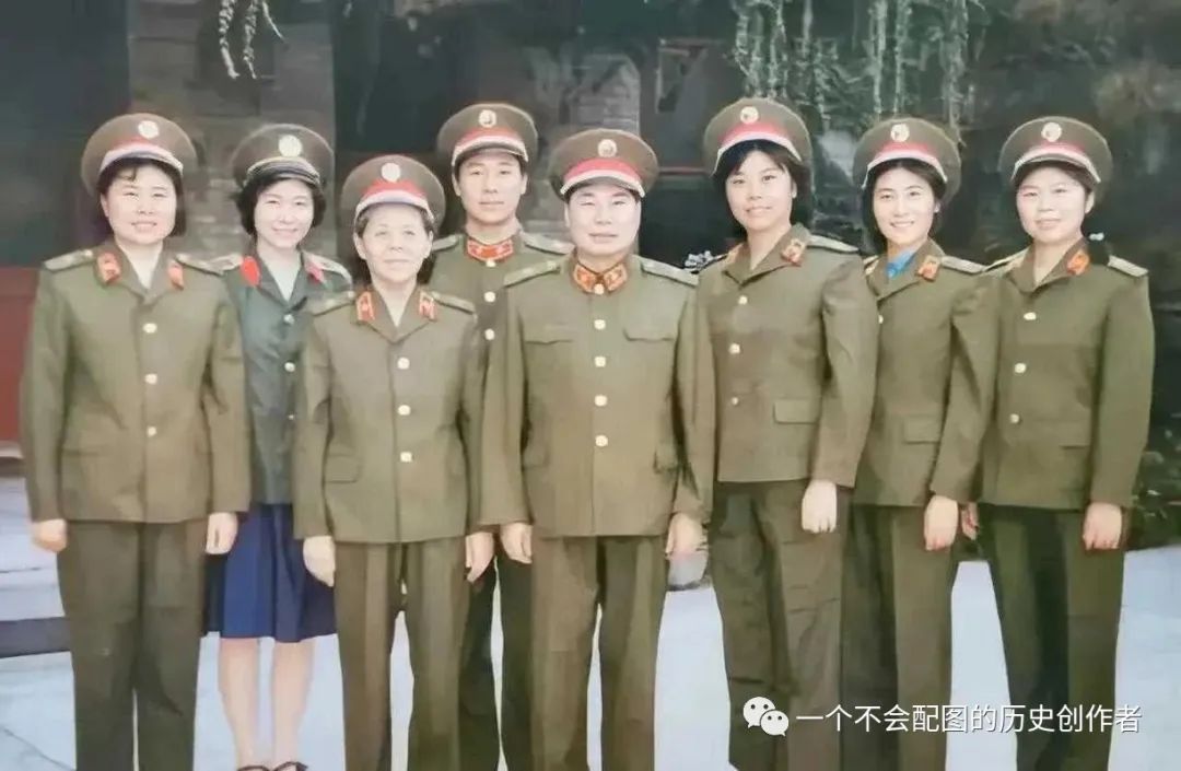 1985年,杨得志一家人的集体合照,一子五女,都是军人出身