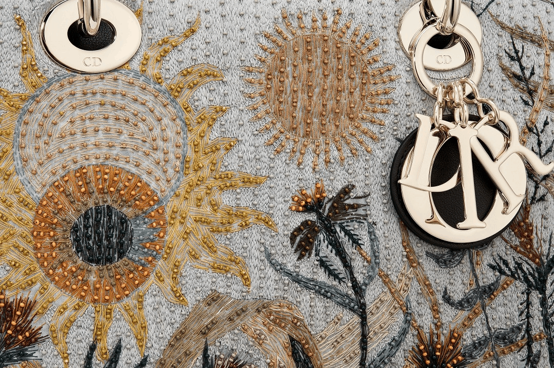 dior 上市3款花园主题 lady dior 手袋:手工串珠刺绣工艺