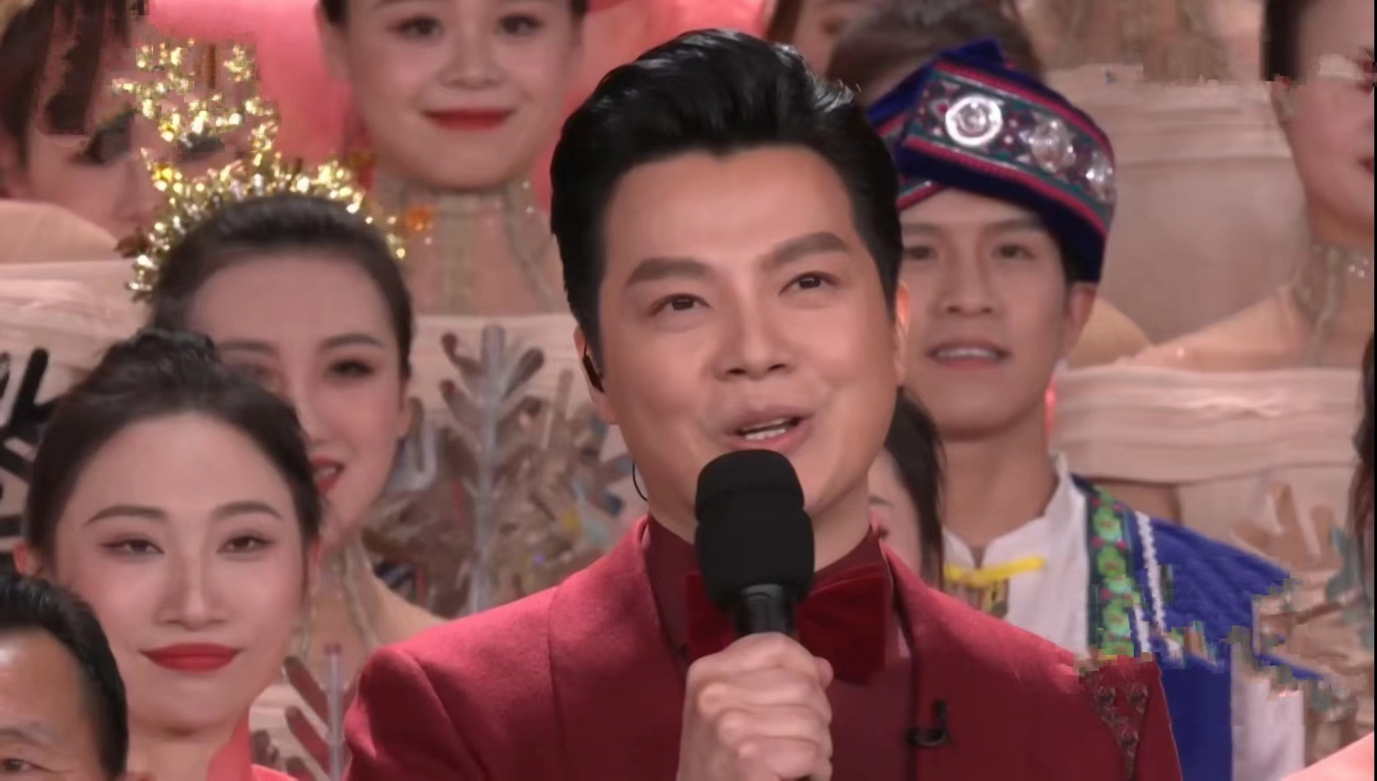 任鲁豫春晚紧张卡点,1分钟内看6次时间,连续5年精准卡点被夸赞