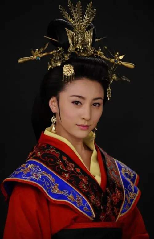 一婚娶美女主持,二婚娶气质女星,今现女友小30岁,真是艳福不浅