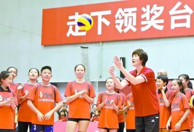 热点郎平确认东京奥运会后隐退，透露球队有八位年轻教练