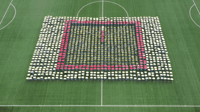 |太燃!武汉大学生整齐划一,致敬抗疫英雄