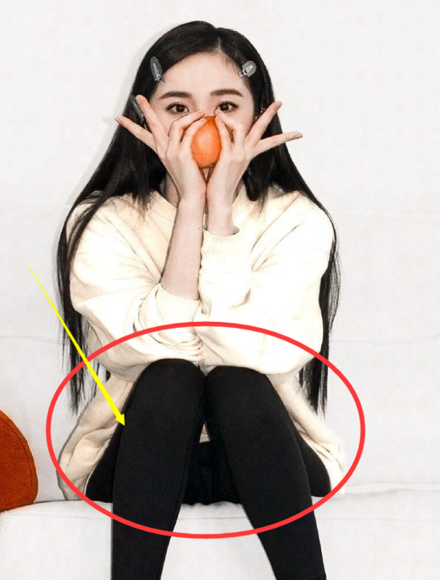 杨幂双腿并拢坐下,当镜头俯拍,终于懂为啥女星都用毯子搭腿了