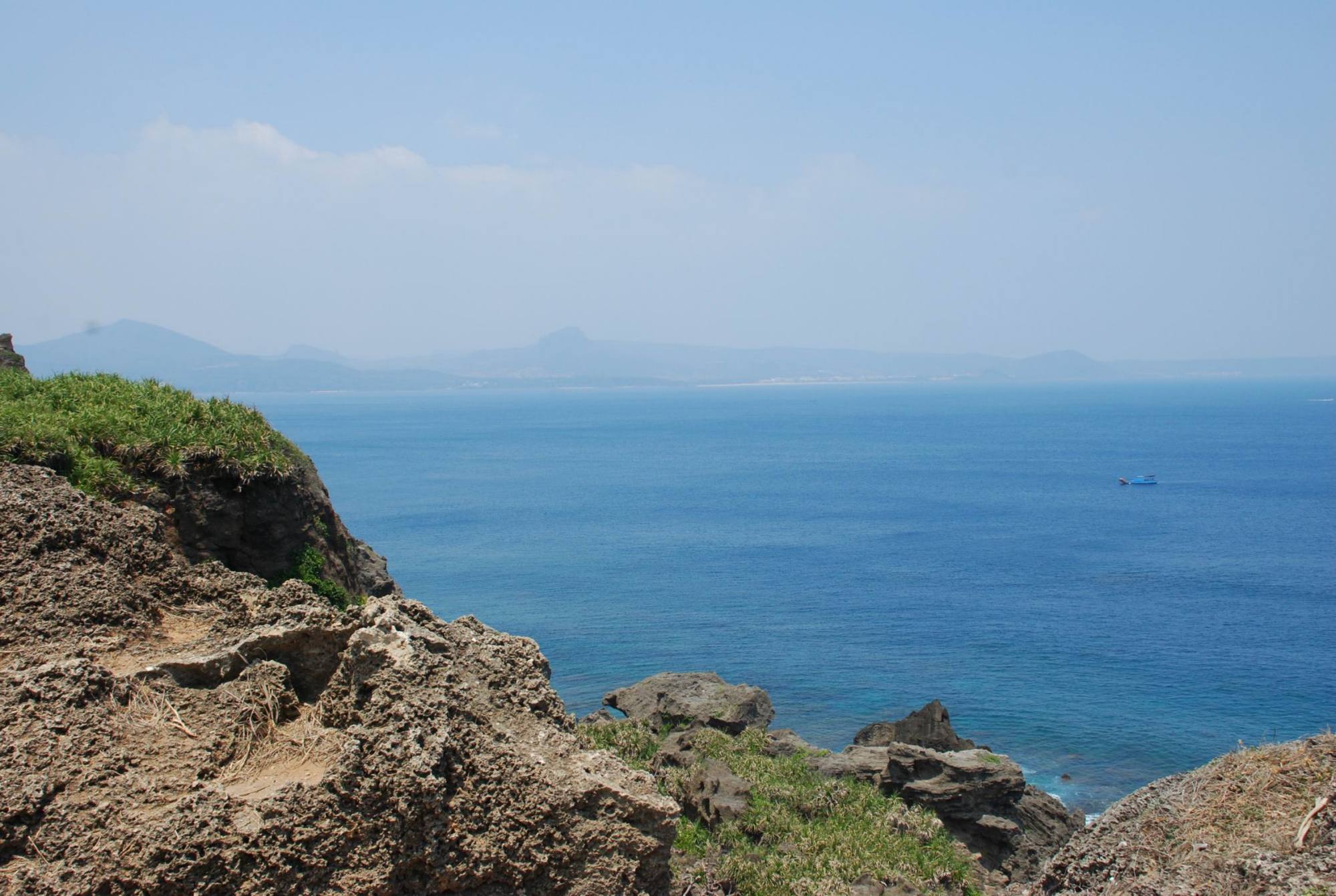 马六甲海峡岛屿众多,地形复杂,全年都可能会发生较短时间的暴雨