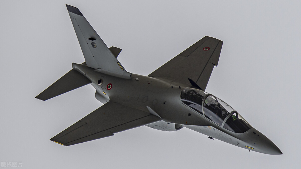 只有f-35能垂直起降?雅克-141战斗机早就做到了!