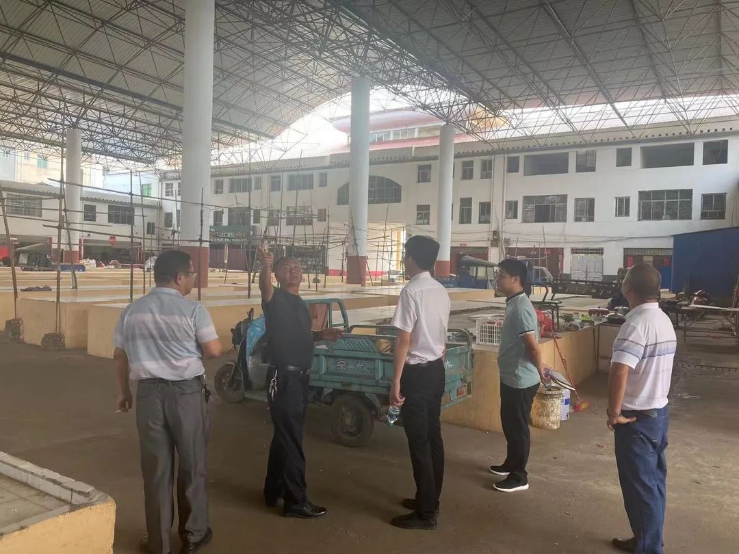 高安市蓝坊镇开展治理生活污水行动