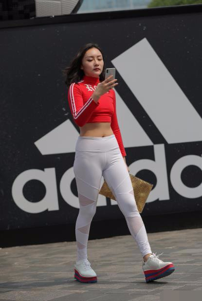 性感小阿姨40岁的年龄走上街头,白色紧身裤勾勒出迷人线条