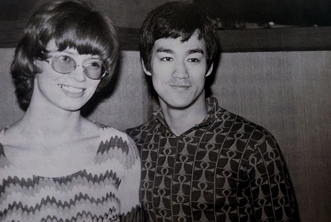 1973年李小龙离奇死在情人床上,当年发生了什么?他的死是意外吗