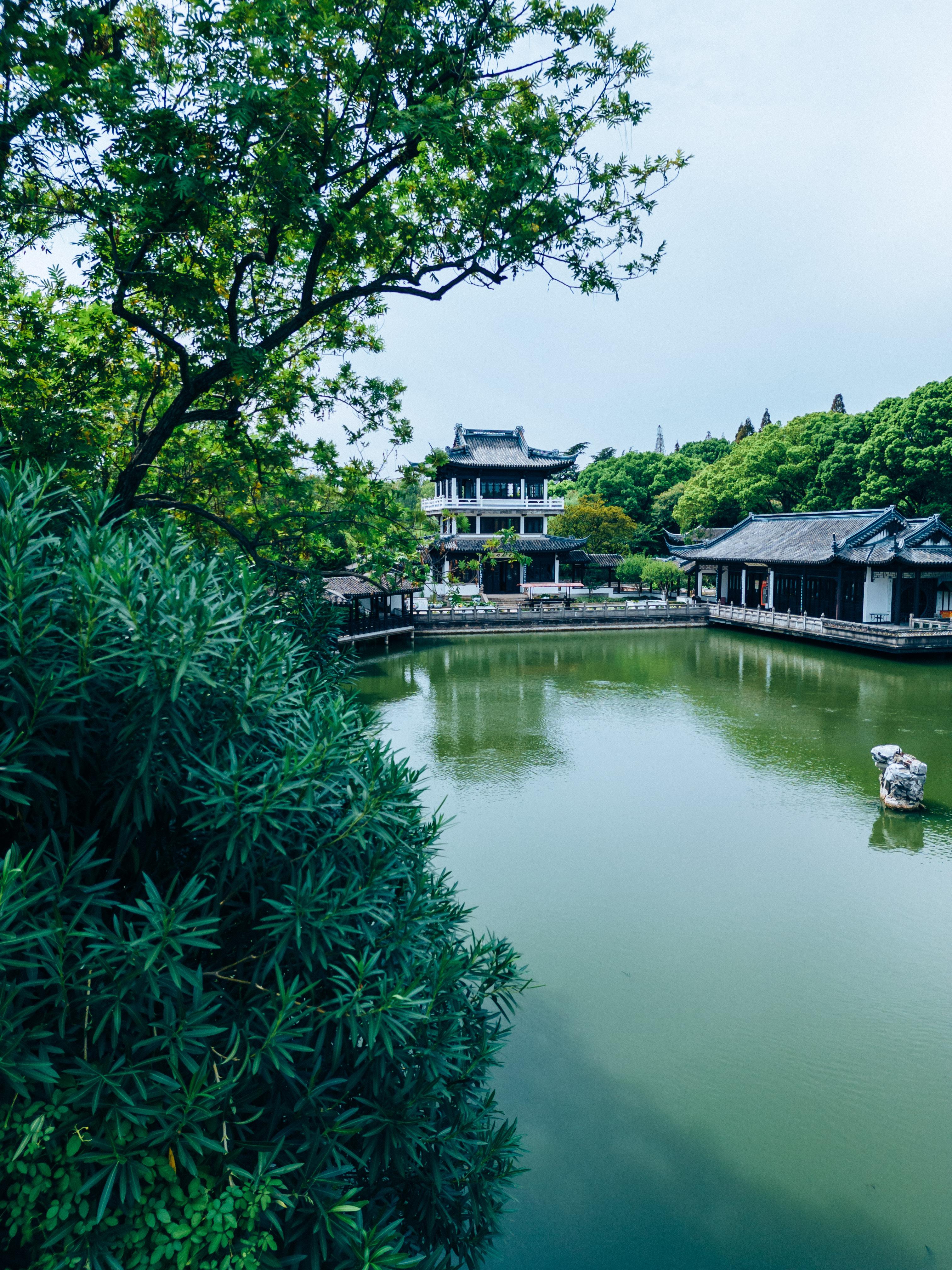 水,可是品味城市的厚重,还是要来蠡园看看,它的风韵定格在2500年前的