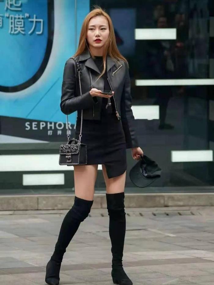 黑色皮夹克搭配过膝长靴,简单高雅不失时尚,还炫酷十足