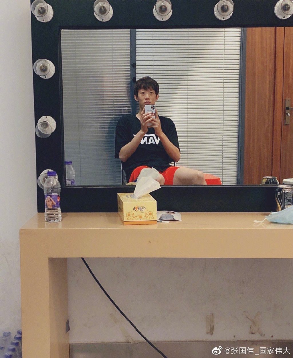 张国伟退役后身价不减!搞笑继续活动不断,秀柔韧性大长腿吸睛