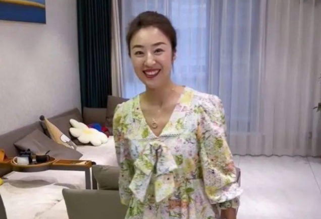 闲人李老板媳妇首次露面,家庭地位让百万网友羡慕,真爱还是营销